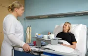 Schwester Miriam (Christina Petersen) fällt es schwer, mit Elisabeth Schönborns (Diana Körner) Entscheidung umzugehen. Elisabeth will sich nicht operieren lassen und möchte die ihr verbleibende Zeit nutzen und ihren Traum verwirklichen: Gemeinsam möchte sie mit einer Freundin die britischen Inseln mit dem Segelboot umrunden.