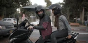 Avi (Ben Sultan) holt Miri (Noa Astanjelove) mit einem von Chicko geliehenen Motorroller zu ihrem gemeinsamen Abendessen ab.