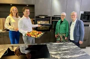 Marianne und Roland Strahl-Gromotka (r.) möchten gemeinsam mit Reporterin Hendrike Brenninkmeyer (r.) mehr über Backofen-Trends herausfinden. Fachverkäufer Mario Jorde (m.) präsentiert innovative Modelle.