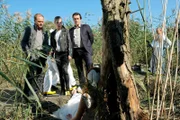 Hannah Zeiler (Nora von Waldstätten, M.) und ihre Kollegen Micha Oberländer (Matthias Koeberlin, l.) und Thomas Komlatschek (Hary Prinz, r.) begutachten Majas Leiche (Sina Reiß, sitzend). Warum wurde sie ausgerechnet hier ermordet?