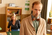 ARD MORD MIT AUSSICHT, II. Staffel, Folge 16 "Und ewig singt das Blaukehlchen", am Dienstag (18.09.12), um 20.15 Uhr im Ersten. Sophie Haas (Caroline Peters, im HG) staunt nicht schlecht, als der schrullige Ornithologe Prof. Franzen (Jan Georg Schütte, im VG) auf der Wache erscheint und Vogelstimmen imitiert.