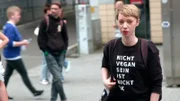 Raffaela Raab nennt sich Die Militante Veganerin und hat für ihren Aktivismus ihren Beruf als Ärztin aufgegeben.