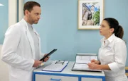Durch Oberschwester Arzu (Arzu Bazman) erfährt Chefarzt Dr. Kai Hoffmann (Julian Weigend) von Malte Riedlers Flucht. Maltes Stimmung sei plötzlich gekippt, als würden ihm die Sicherungen durchbrennen und er hat die Klinik verlassen.