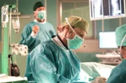 Dr. Kai Hoffmann (Julian Weigend, vorn) hat den ersten Arbeitstag nach seiner Auszeit. Dr. Philipp Brentano (Thomas Koch, hinten) will ihm als Freund zur Seite stehen und bietet ihm bei einer OP seine Unterstützung an. Doch Kai fühlt sich nicht unterstützt, sondern bevormundet und schlägt Philipps Hilfe aus.