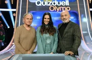 Quizmasterin Esther Sedlaczek (M.) mit den Kandidaten des Teams "Männer": Uwe Ochsenknecht (l.) und Heiner Lauterbach (r.), beide Schauspieler.