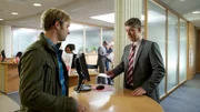 Nils Theede (Jonas Laux) unterhält sich mit dem Bankangestellten (Thomas Klees), während die SOKO glaubt, den Täter gefunden zu haben.