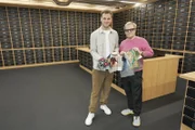 Leon Windscheid im Atelier einer französischen Luxusstickerei zusammen mit dem Modedesigner Hubert Barrčre.