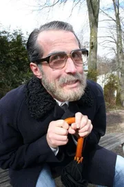Willi Weitzel möchte wissen, wie man sich als 75-Jähriger fühlt. Aus diesem Grund hat er sich Gewichte angelegt und sich eine Spezialbrille und Ohrenschützer verpassen lassen.