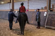 Dr. Kathrin Globisch (Andrea Kathrin Loewig, re.) freut sich, dass ihre Tochter Hanna (Helena Pieske, mi.) so viel Freude und Ausgleich in ihrem neuen Hobby findet. Reitlehrerin: Komparsin