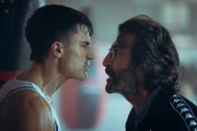 Nando (Álex González, l.) träumt von einer Karriere als Profiboxer, doch sein Trainer (Luis Zahera, r.) ist überzeugt, dass er dafür zu alt sei. Zwischen ihnen entbrennt ein hitziger Streit.