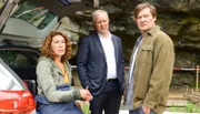 Der Journalist Max Ryba (Harald Windisch, rechts) gibt Moritz (Harald Krassnitzer) und Bibi (Adele Neuhauser) wichtige Tipps zum Mordfall.