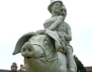 Die Skulptur, auf dem Schlossplatz in Schwetzingen zu sehen, zeigt Kurfürst Karl Theodor mit seiner Mätresse. Die Skulptur stammt vom Bildhauer Peter Lenk.