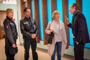 Burkhard Breiholdt (Oliver Stritzel, r.) wirft Karin (Anne Kasprik, 2.v.r.) im Beisein von Melanie (Sanna Englund, l.) und Mattes (Matthias Schloo, 2.v.l.) vor, dass sie an allem Schuld ist, weil sie nicht einsehen will, dass sein Neffe nicht allein leben kann.