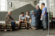 Plocher (Michael Prelle, 2.v.r.) und Günther (Peter Lerchbäumer, l.) konfrontieren Till (Patrick Peters, 2.v.l.) mit Annis krimineller Vergangenheit. Lara (Franziska Brandmeier, 3.v.r.) steht Till bei und auch Klaas (Arne Gottschling, r.) wirkt betroffen.