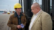 Jan Reuter (Udo Kroschwald, r.) stellt Skatbruder Voker Trebutt (Tom Mikulla, l.) zur Rede, warum er das schwierige Verhältnis zwischen den Geschwistern Jessen verschwiegen hat. Und auch, dass der gemeinsame Freund Jörn Schulte Schulden bei Jessen hatte, hat er nicht erwähnt. Wollte er den Freund schützen?