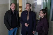 Oskar Schütz (Marek Erhardt, l.) und Franzi Berger (Paula Schramm, r.) treffen in im Haus des Toten auf den windigen Immobilienmakler Jörn Busche (Jonas Hien, M.). Dieser steht unter Verdacht, da er für den Toten die Wohnungen entmietet hat. War das der Auslöser für einen tödlichen Streit?