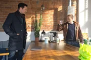 Dr. Philipp Brentano (Thomas Koch, li.) macht sich Sorgen um seinen Chefarzt Dr. Kai Hoffmann (Julian Weigend, re.). Als Philipp Kai zu Hause aufsucht und Kai ihm am frühen Nachmittag ziemlich selbstverständlich ein Glas Alkohol anbietet, weiß Philipp, dass seine Sorge berechtigt ist.