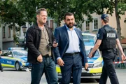 Hauptkommissar Bruno Lewandowski (Aurel Manthei, l.) und sein Kollege Ceyhan Topal (Sahin Eryilmaz, r.) sind auf dem Weg zum Tatort.