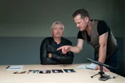 Bodo Zoch (Horst Kotterba, l.) will nichts mit den Morden an den zwei Unternehmern zu tun haben, für den Hauptkommissar Bruno Lewandowski (Aurel Manthei, r.) ihn verantwortlich macht.