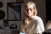 Marie Dorfner (Sina Tkotsch) könnte eigentlich an einer lebensrettenden Studie teilnehmen, doch eine Infektion verhindert das. Ist es vielleicht schon zu spät?