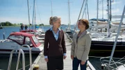 Doris Haverkamp (Hedi Kriegeskotte, l.), Leiterin des Segelclubs, schließt gegenüber Kommissarin Katrin Börensen (Claudia Schmutzler, r.) Selbstmord aus. Sie beschreibt Marius und Birthe als beliebte, positive und erfolgreiche Menschen.