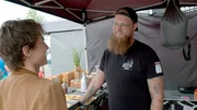 Fuer Willi Gretzschel (r.) von Leipzig grillt gut muss Fleisch sein, aber die Menge macht's.