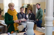 Sekretärin Klara (Wolke Hegenbarth, l.) muss mal wieder für Hauptkommissar Paul Kleinert (Felix Eitner, r.), Ollie (Christoph Hagen Dittmann, 2.v.r.) und Jonas Wolter (Jan Niklas Berg, 2.v.l.) Kaffee kochen.