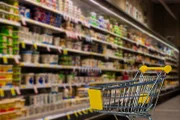 Supermarkt mit Einkaufswagen im Vordergrund.