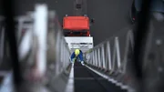 Der Feuerwehrmann klettert die Leiter hoch