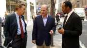 Det. Briscoe (Jerry Orbach, li.) und Det. Green (Jesse L. Martin, re.) sprechen mit Larry Miller (spielt sich selbst).