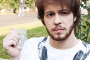 Tobias (Patrick Müller) erliegt dem Drang, seinen Liebeskummer zu betäuben und nimmt Drogen...
