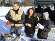 Trödelprofi Otto mit Karin und Alex auf dem winterlichen Flohmarkt.