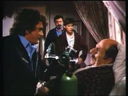 Erst auf Anraten seines Sohnes Joseph (David Kaufman, 2.v.r.) gestattet Everett Soloman (Herschel Bernardi, r.) Jonathan (Michael Landon, l.) und Mark (Victor French, 2.v.l.), seine Pflege zu übernehmen.
