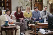 "The Big Bang Theory", "Hochzeitsnacht mit Sheldon." Leonard und Penny machen in Las Vegas Nägel mit Köpfen und heiraten. Kaum liegen sich die zwei nach der Trauung in den Armen, schweifen Pennys Gedanken jedoch ab. Unwillkürlich kommt ihr der Fehltritt in den Sinn, den ihr Leonard auf der Hinfahrt gebeichtet hat: sein Kuss mit Mandy. Unterdessen weigert sich Sheldon, zu akzeptieren, dass Amy eine Beziehungspause einlegen will. Heimlich passt er Amy im Stiegenhaus ab, um sie zu einer Konfrontation zu zwingen.Im Bild (v.li.): Kunal Nayyar (Rajesh Koothrappali), Mayim Bialik (Amy Farrah Fowler), Melissa Rauch (Bernadette Rostenkowski-Wolowitz), Simon Helberg (Howard Wolowitz), Kevin Sussman (Stuart).