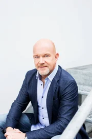 Moderator Peter Giesel.