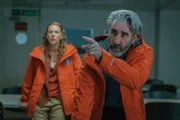 Amy (Josefin Neldén, l.); Dr. Arthur Wilde (John Lynch, r.)