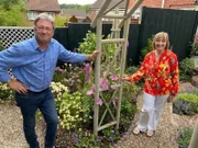 Alan Titchmarsh und Gartenbesitzerin, Cottage Garten in Redditch  Die Verwendung des sendungsbezogenen Materials ist nur mit dem Hinweis und Verlinkung auf RTL+ gestattet.