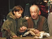 MDR Fernsehen IN ALLER FREUNDSCHAFT FOLGE 273, "Am seidenen Faden", am Dienstag um 11:40 Uhr. Patrick Hoffmann (Janó Schubert, li.) sieht seinem Opa Kurt Hoffmann (Philipp Sonntag, re.) bei der Reparatur seiner geliebten Marionetten zu.
