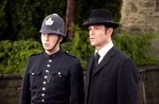 Crabtree (Jonny Harris) und Detektiv Murdoch (Yannick Bisson).