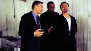 In dem Glauben, nicht zwei Mal für die gleiche Tat verurteilt werden zu können, gibt Reynaldo Celaya (Otto Sanchez) die Tat zu. Doch Briscoe (Jerry Orbach, li.) und Green (Jesse L. Martin) haben interessante Neuigkeiten für ihn...