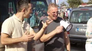 Auf dem Flohmarkt bekommt Dirk (re.) viele wertvolle Tipps von Experte Mauro Corradino
