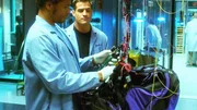 Nick (George Eads, r.) und Warrick (Gary Dourdan) entdecken, dass sich jemand am Equipment des abgest&uuml;rzten Gleitschirmfliegers zu schaffen gemacht hat.