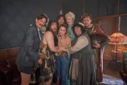 Die Geister trösten Svenni. Familie ist was wunderbares. (v.l.n.r.) Joachim (Sebastian Schwarz), Urs (Jan van Weyde), Svenni (Sina Tkotsch), Friedrich (Alexander Khuon), Adelheid (Antje Widdra), Griet (Meltem Kaptan), Claudius (Max Giermann).