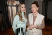 Nina (Maria Wedig, r.) erzählt Jessica (Nina Ensmann), dass mit Flo alles geklärt ist.