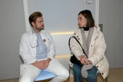 Matilda (Anna-Katharina Fecher) gibt sich bei Philip (Jörn Schlönvoigt) um den Gesundheitszustand vom Gerner besorgt.