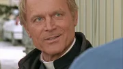 Don Matteo (Terence Hill) hat die Spur des Taeters aufgenommen.