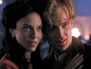 Einst wurde Spike (James Marsters, r.) von Drusilla (Juliet Landau, l.) zum Vampir gemacht und zog mit ihr mordend durch die Welt.