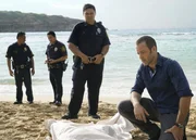 L-R: Pua Kai (Shawn Thomsen) und Steve McGarrett (Alex O'Loughlin)