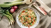 Molly Yeh bekommt Besuch auf der Farm von ihrem Dad und ihrer Tante Lucy. Passend dazu kocht sie chinesische Rezepte, die über Generationen ihrer Familie weitergegeben wurden. Es gibt süß-saures Schweinefleisch mit gebratenem Reis und dazu sautierten Spinat mit Knoblauch - so einfach, aber voller Geschmack. Zum Nachtisch bereitet sie mit Schokolade gefüllte Sesambällchen zu.