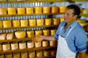 Der Senner Daniel Mangeng ist jeden Alpsommer bei der Genossenschaftsalpe Vergalden angestellt. Im Winter arbeitet er als Ofenbauer im Tal. Seine Spezialität ist der Sura Kees, ein Sauermilchkäse aus Magermilch.